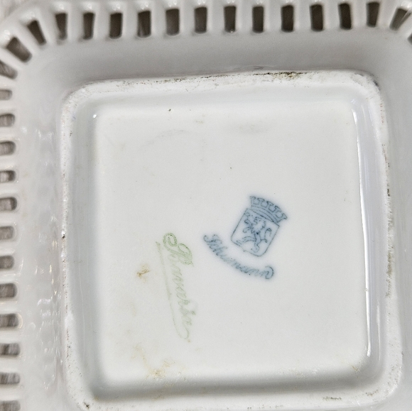 Gorgeous BAVARIA SCHUMANN Reticulated Candy Trinket Dish Courting Couple - Picture 2 of 3